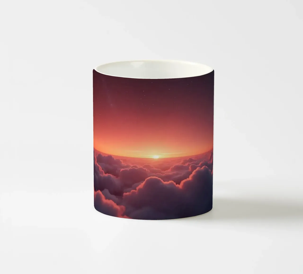 Un tramonto vibrante che brilla sopra le nuvole soffici in un cielo sereno tazza in ceramica da DesignDoodle