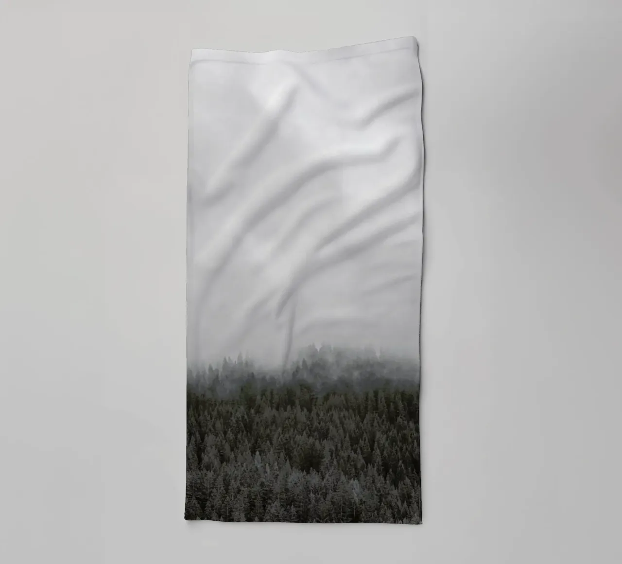 Clouded Forest asciugamano da bagno da Nur Mut