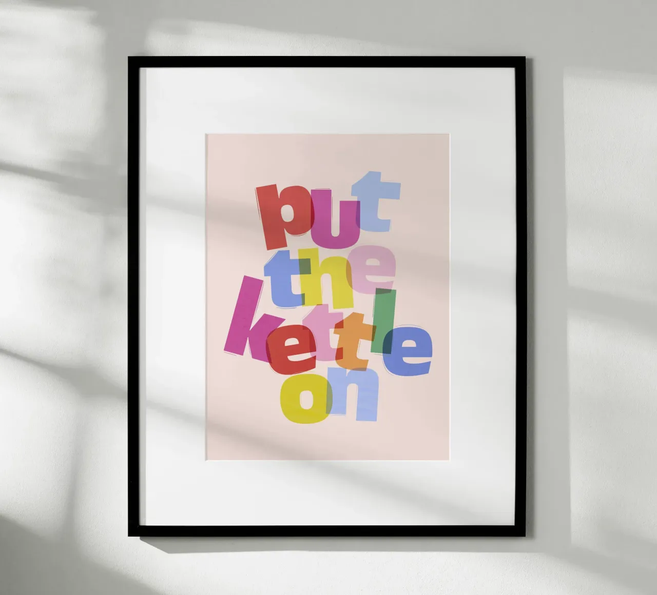 Put the Kettle On - Arte murale allegra per la cucina poster con telaio in legno da showmemars