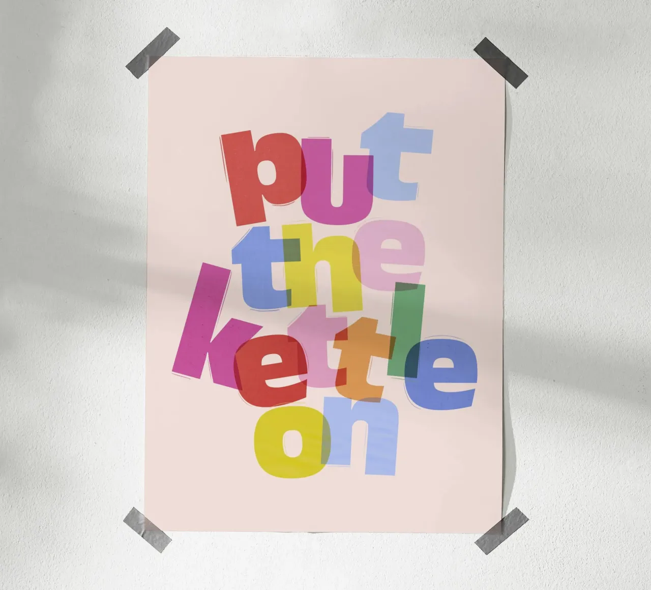 Put the Kettle On - Arte murale allegra per la cucina poster con telaio in legno da showmemars