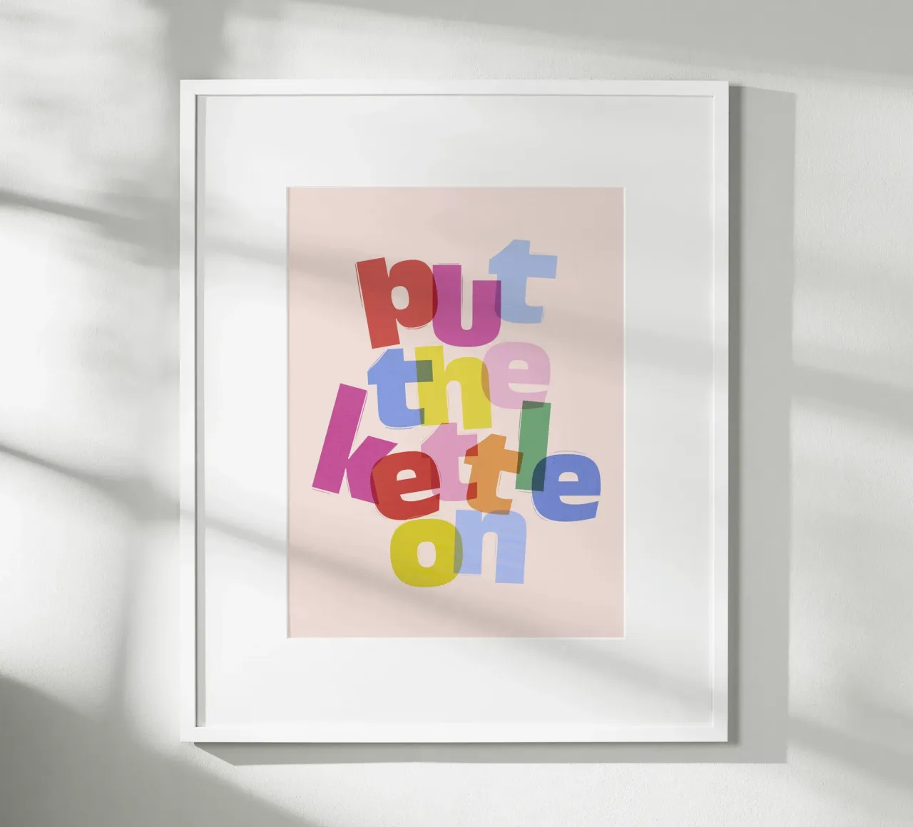 Put the Kettle On - Arte murale allegra per la cucina poster con telaio in legno da showmemars