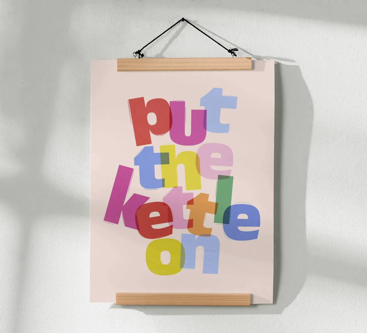 Put the Kettle On - Arte murale allegra per la cucina poster con telaio in legno da showmemars