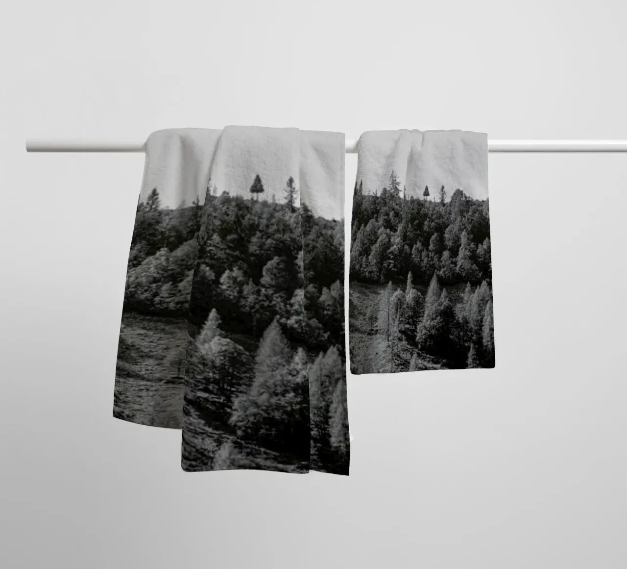 Trees On The Ridge asciugamano da bagno da Nur Mut