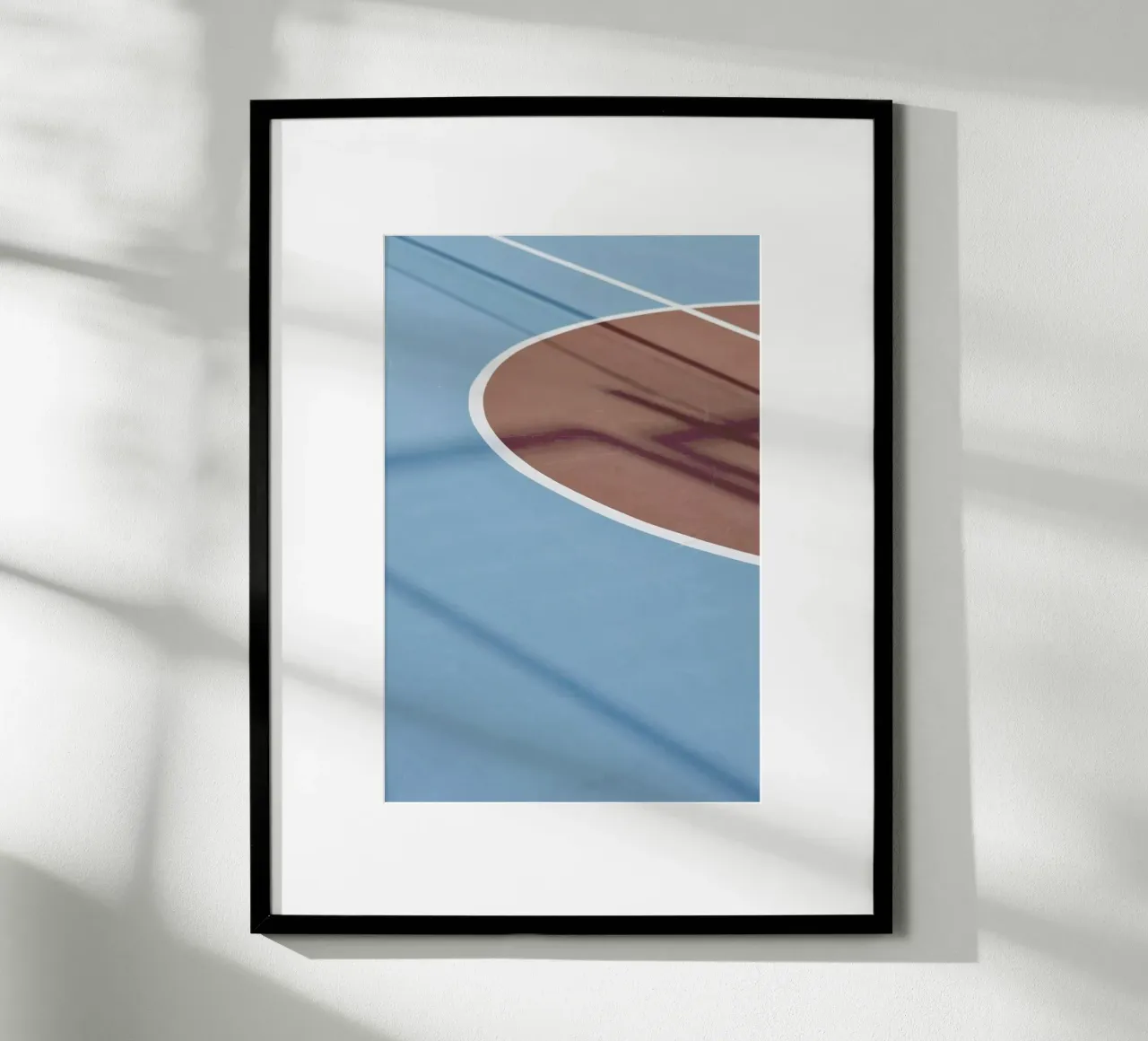 Hit The Court @sotirisbougas poster con telaio in legno da EyeEm Mobile GmbH