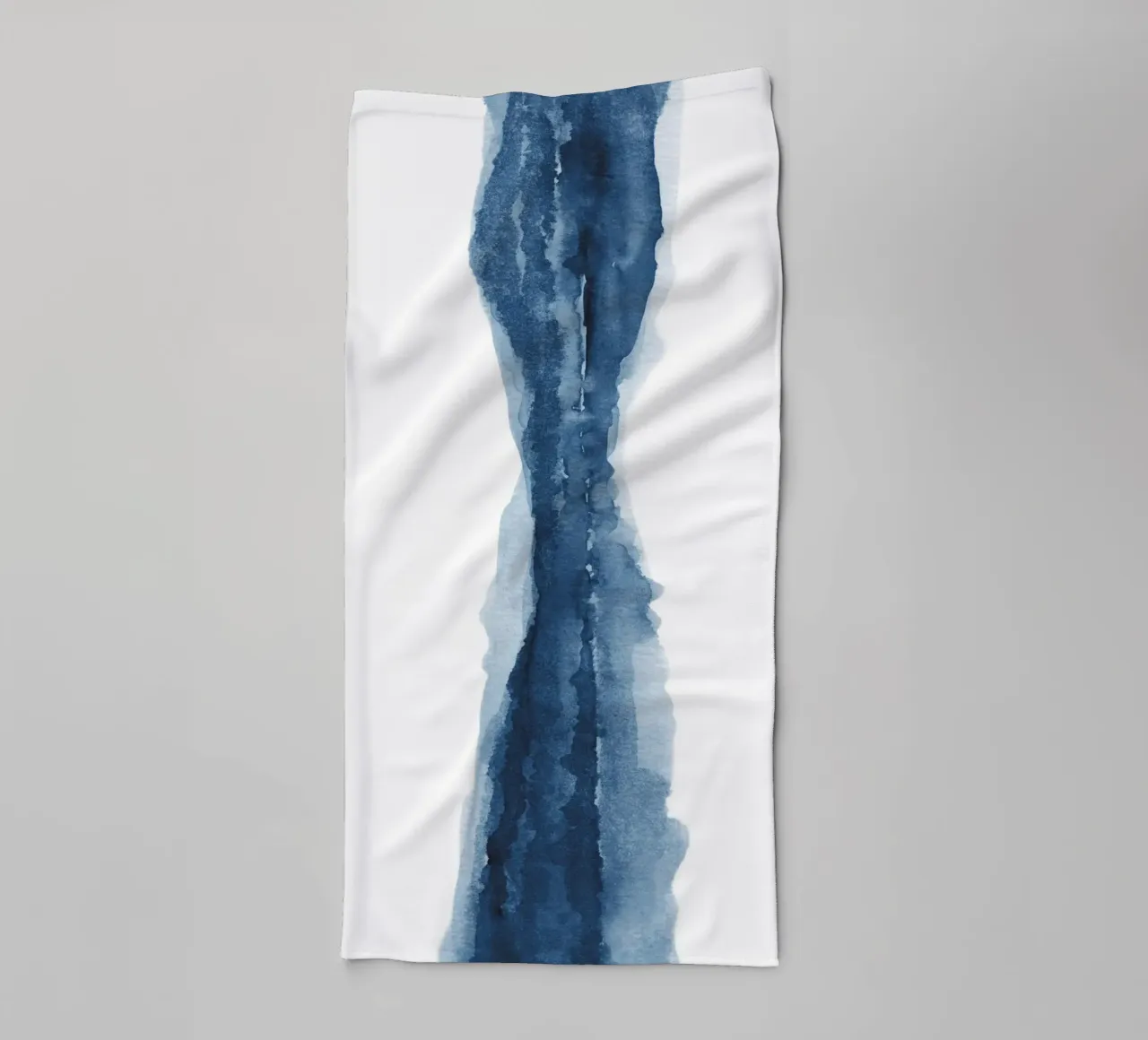 Vue abstraite d'un lac en aquarelle bleu marine serviette de bain de NouveauPrints