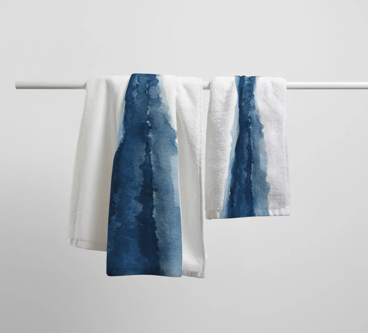Vue abstraite d'un lac en aquarelle bleu marine serviette de bain de NouveauPrints