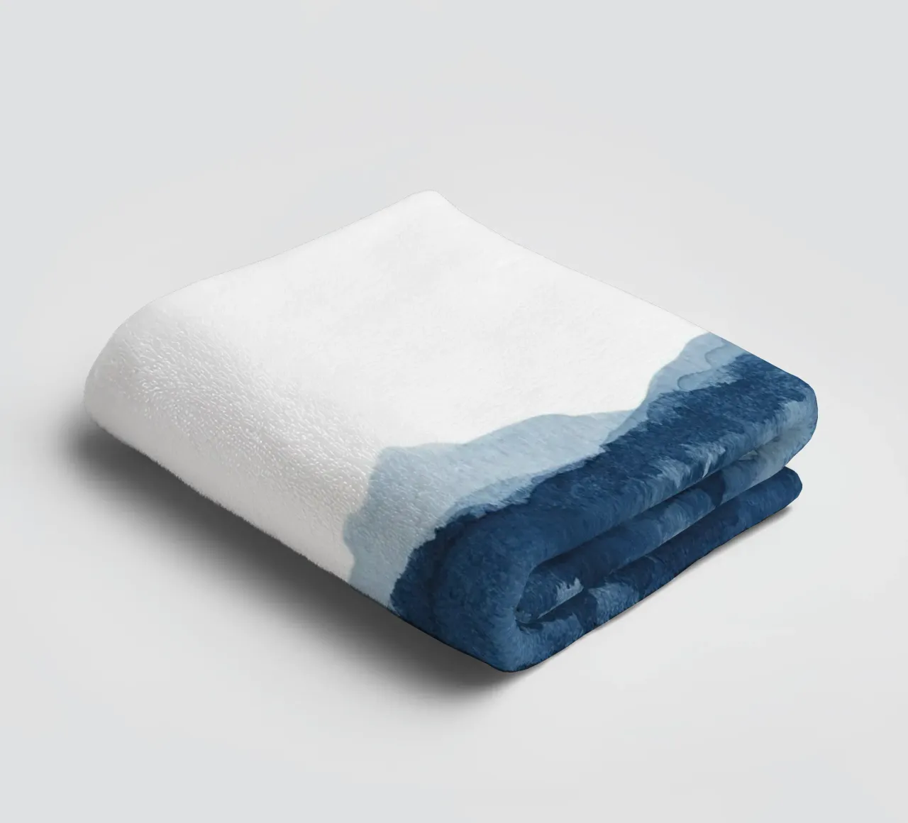 Vue abstraite d'un lac en aquarelle bleu marine serviette de bain de NouveauPrints