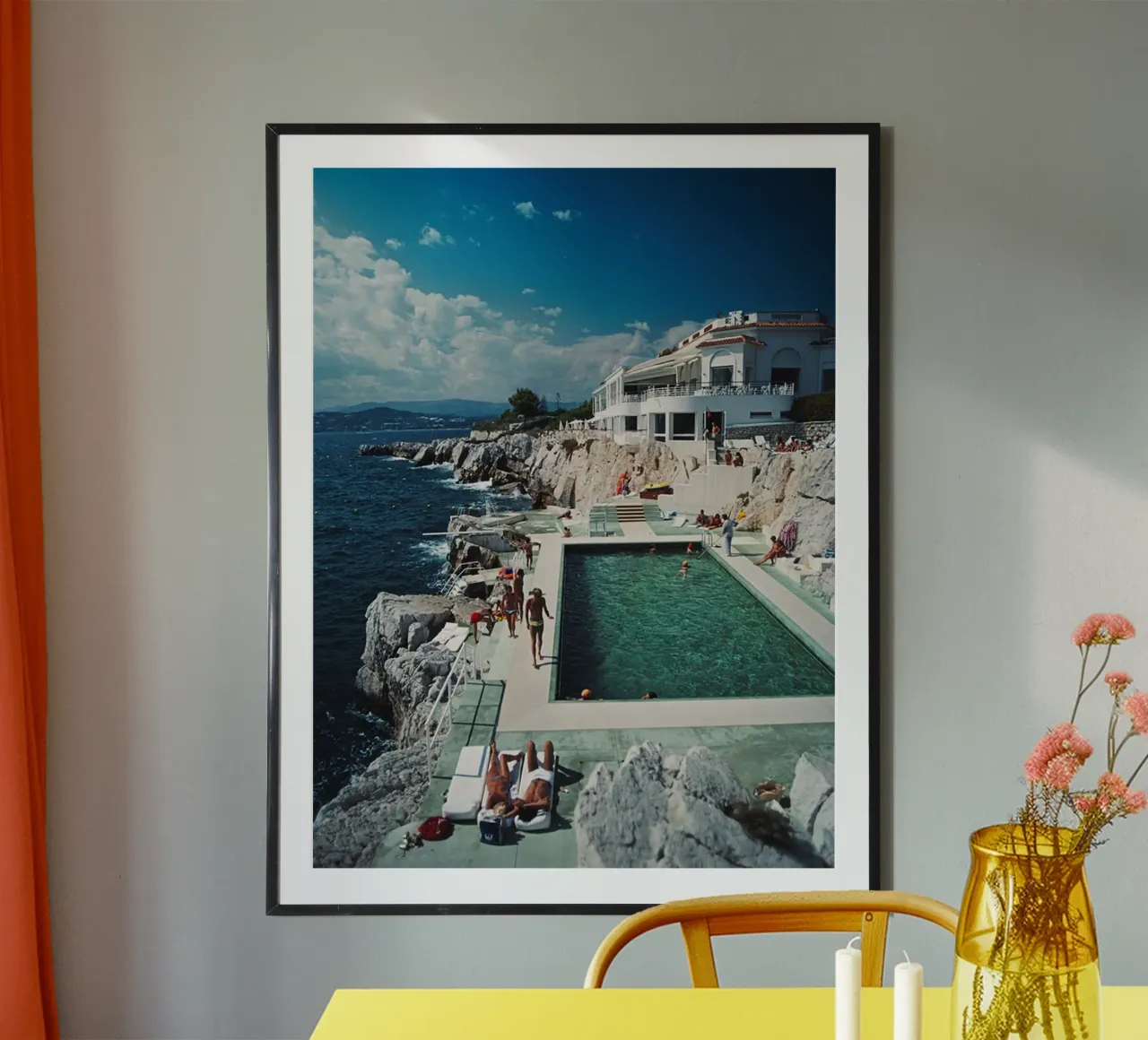 Esplorare l'Hotel Good poster con telaio in alluminio da DuncanBennett shop