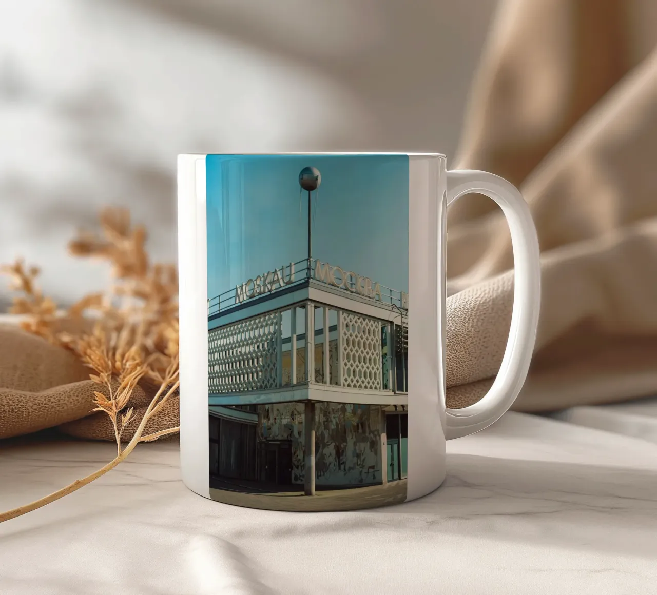 Berlino, Café Moskau - Fotografia urbana di architettura retrò tazza in ceramica da Bold and Retro