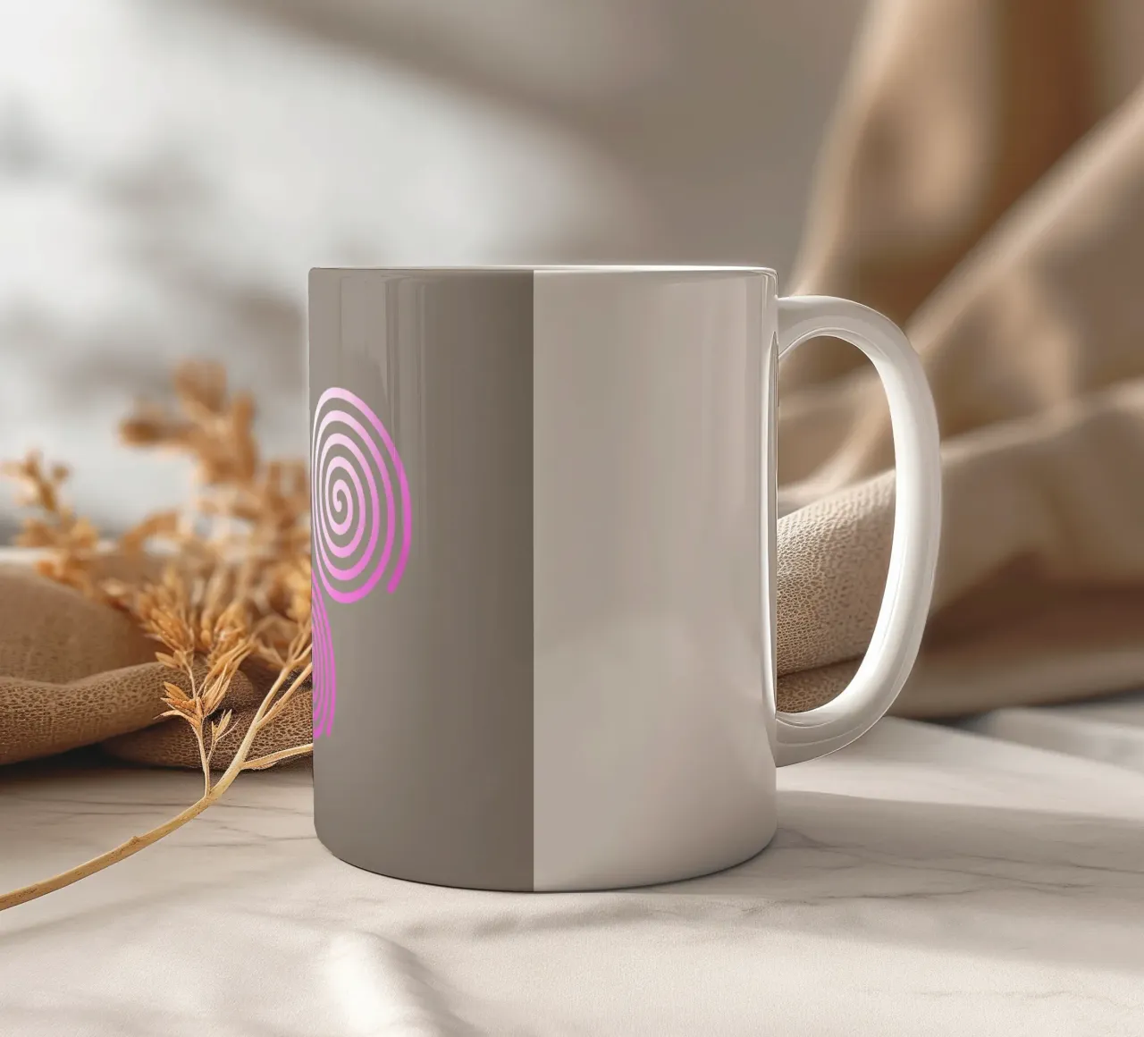 Drei pinke Spiralen auf grauem Hintergrund Keramik Tasse von Something for you