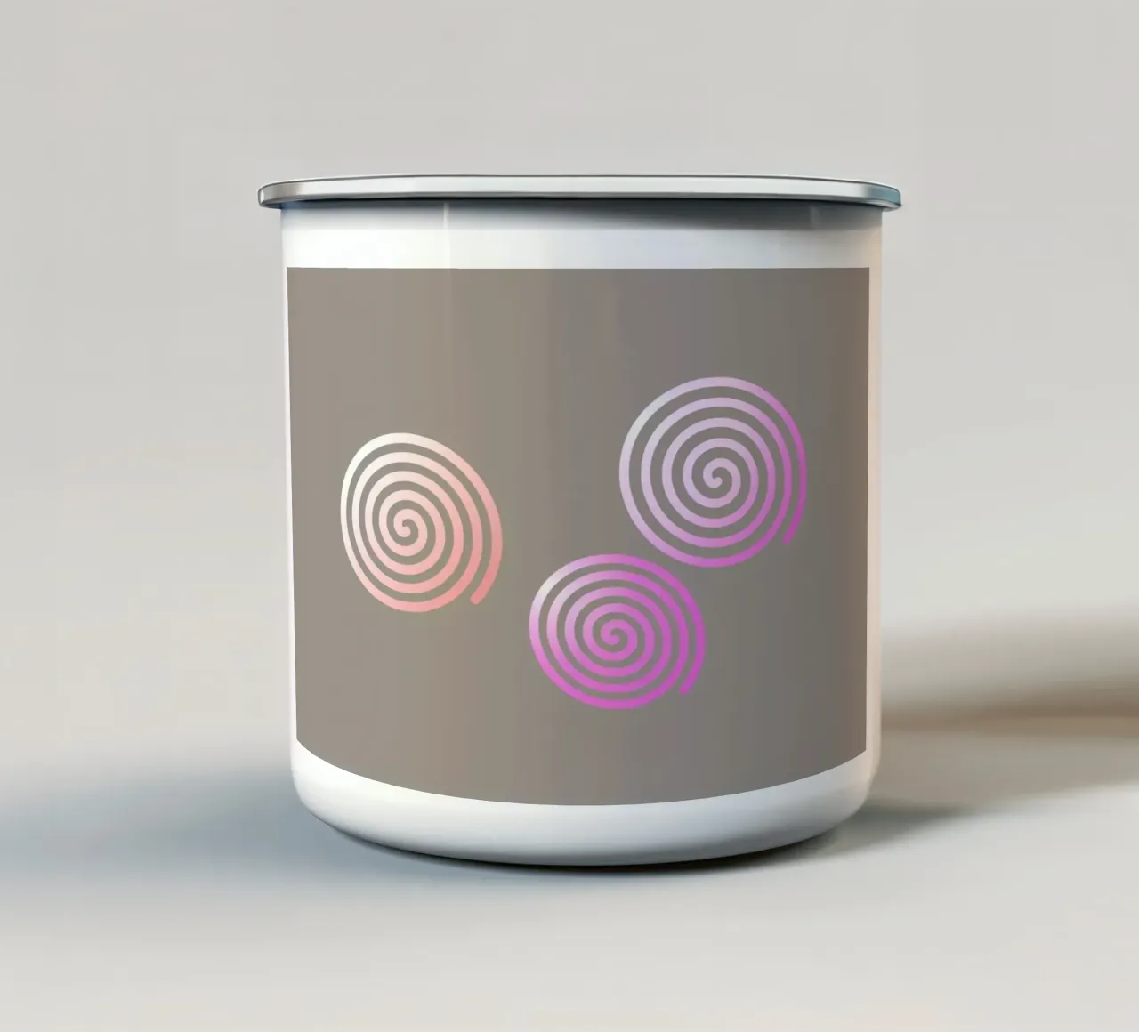 Tre spirali rosa su sfondo grigio tazza in smalto da Something for you