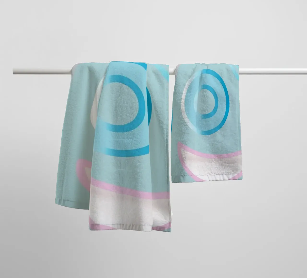 Forme geometriche astratte blu e rosa asciugamano da bagno da Something for you
