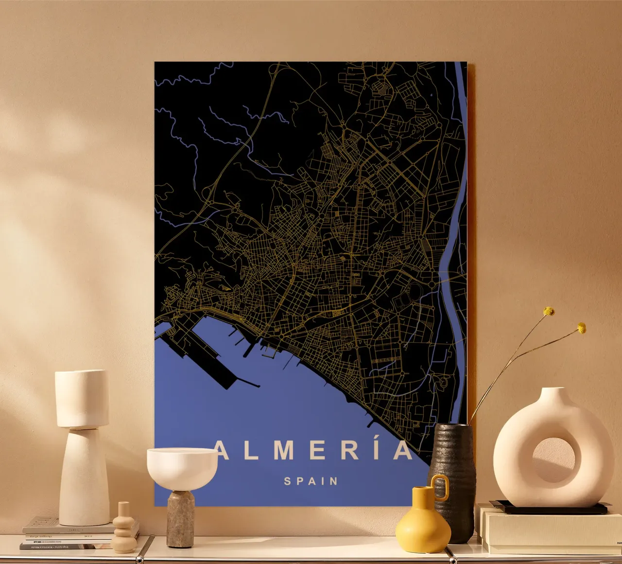 Almeria Spagna - Mappa della città in nero e oro alluminio dibond da Cartographers Library