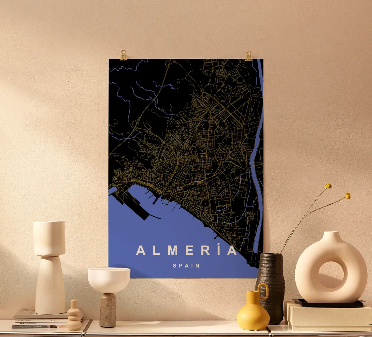 Almeria Spagna - Mappa della città in nero e oro poster con telaio in plastica da Cartographers Library
