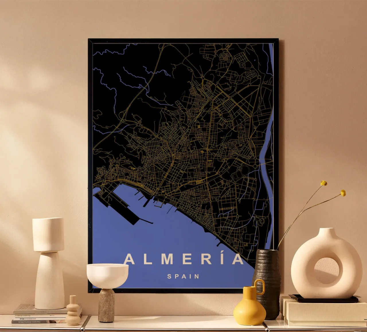 Almeria Spagna - Mappa della città in nero e oro poster con telaio in plastica da Cartographers Library