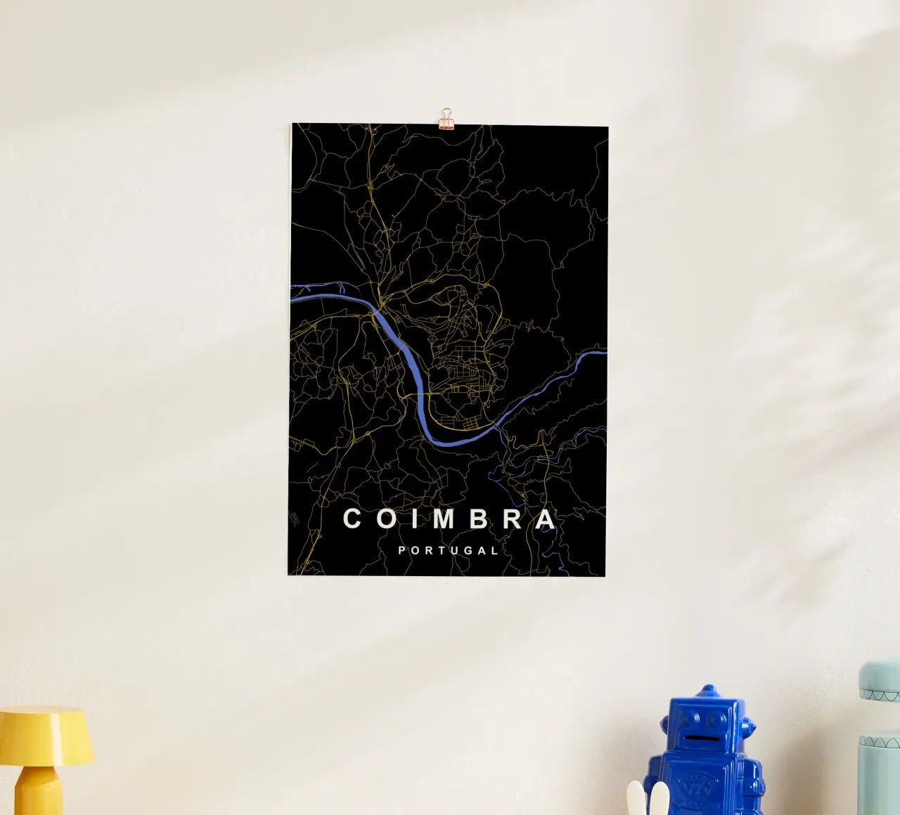 Mappa della città di Coimbra Portogallo nero e oro poster con telaio in legno da Cartographers Library