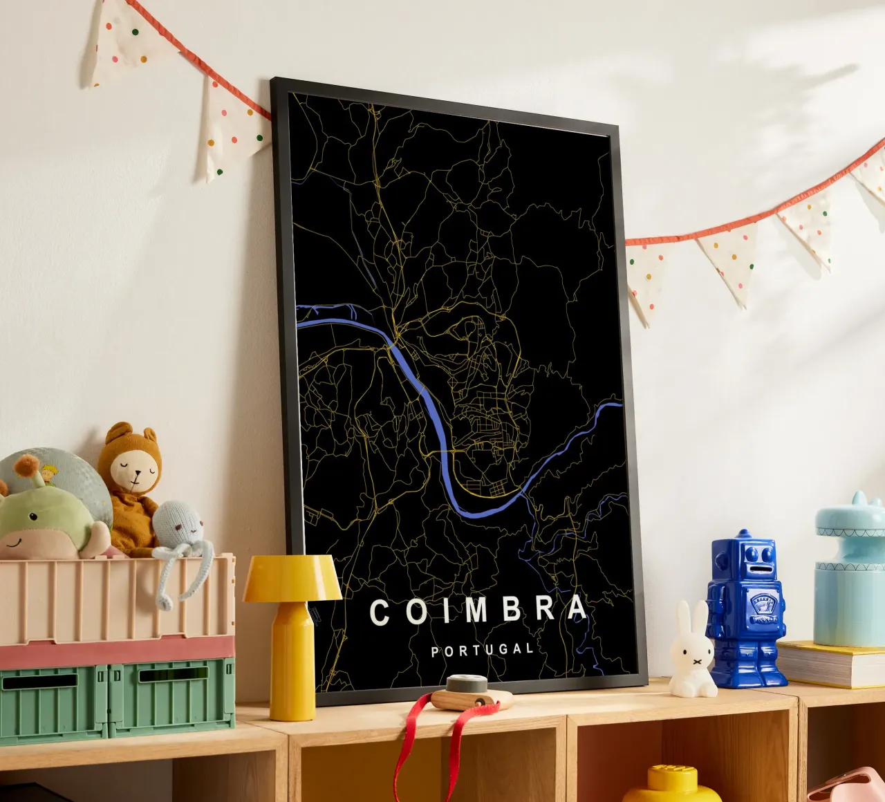 Mappa della città di Coimbra Portogallo nero e oro poster con telaio in legno da Cartographers Library