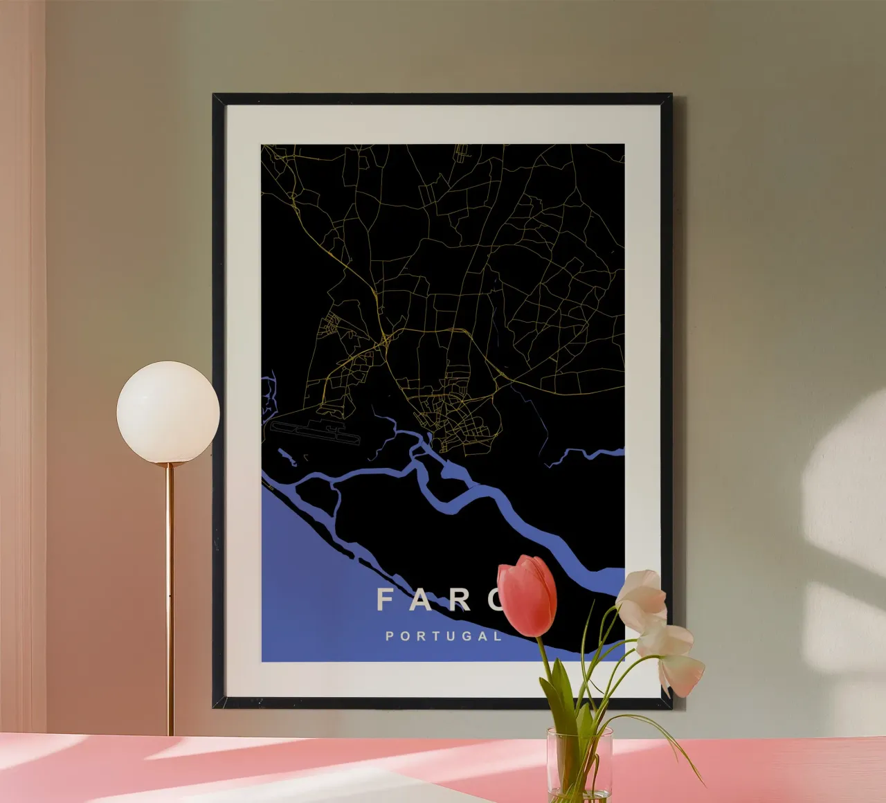 Mappa della città di Faro Portogallo nero e oro poster con telaio in legno da Cartographers Library