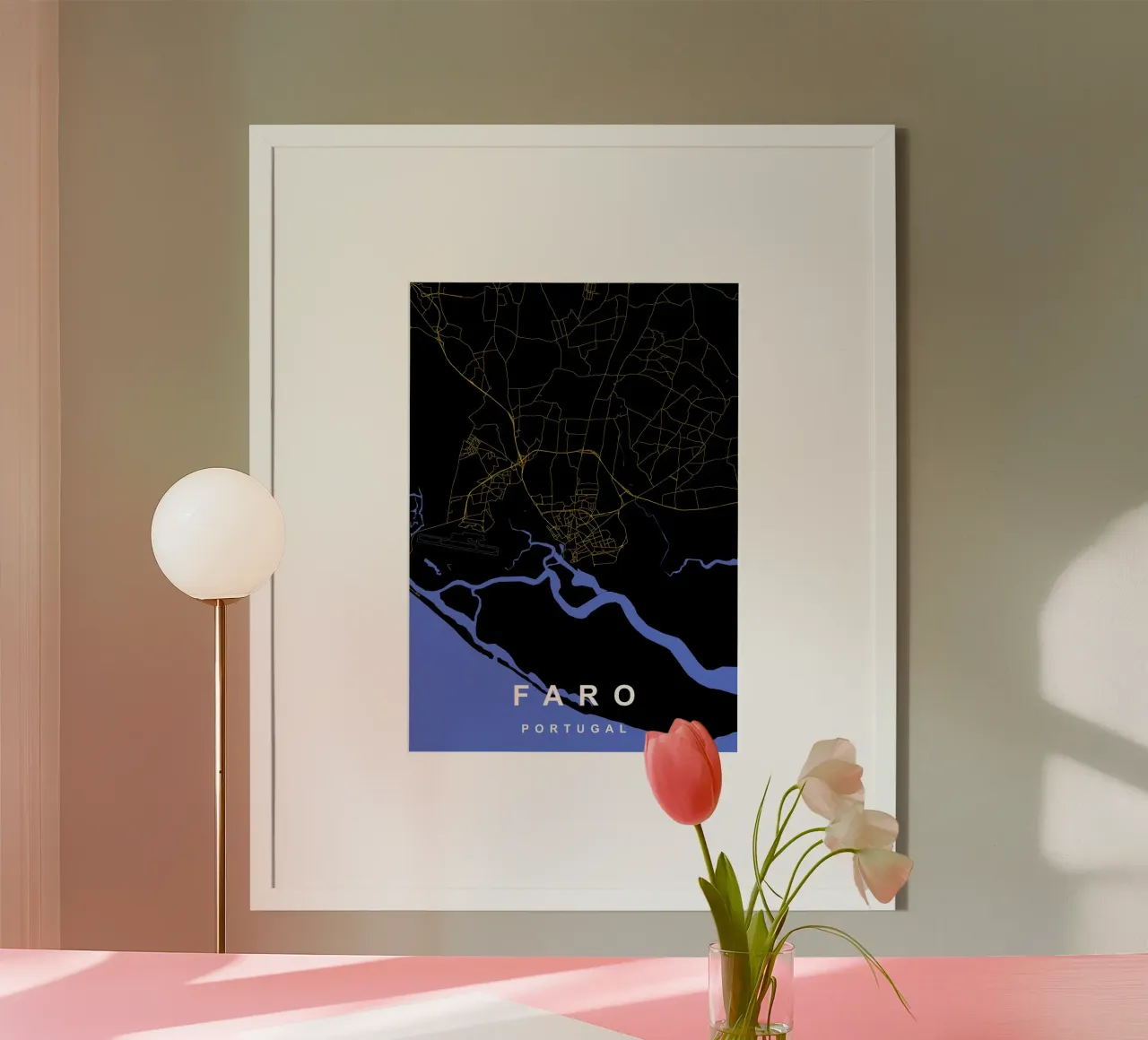 Mappa della città di Faro Portogallo nero e oro poster con telaio in legno da Cartographers Library