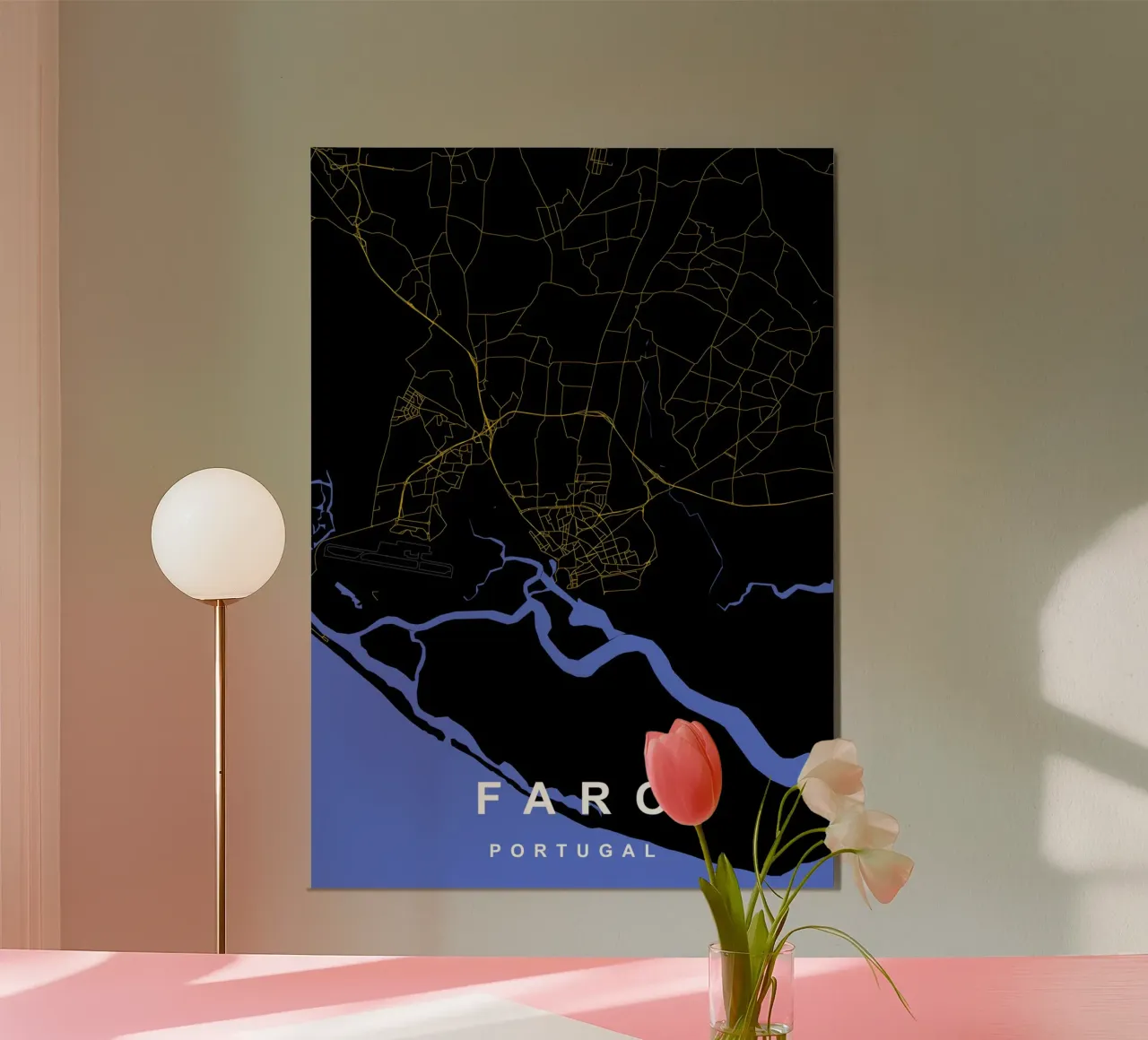 Mappa della città di Faro Portogallo nero e oro poster con telaio in legno da Cartographers Library