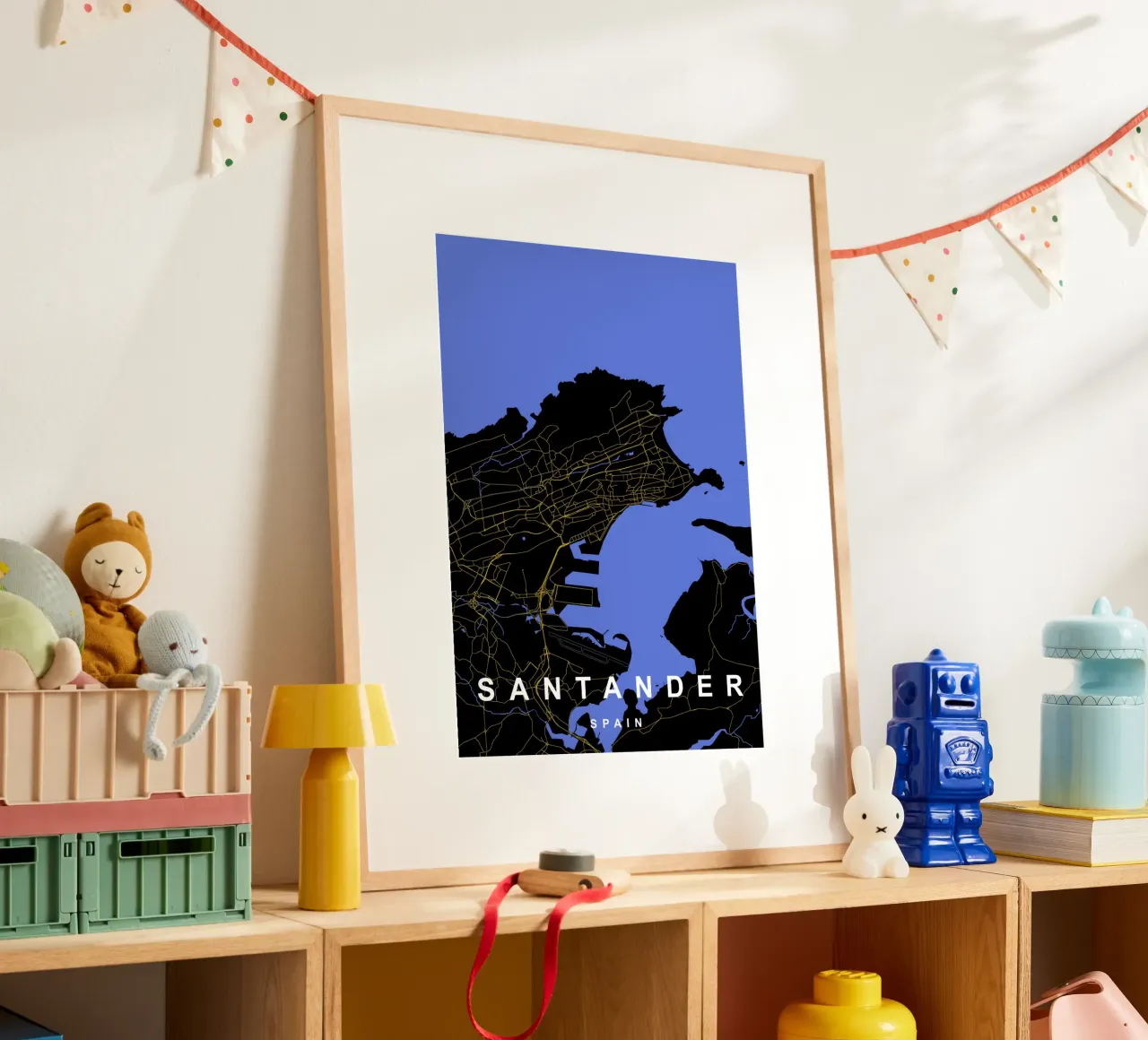 Santander Spagna - Mappa della città in nero e oro poster con telaio in plastica da Cartographers Library