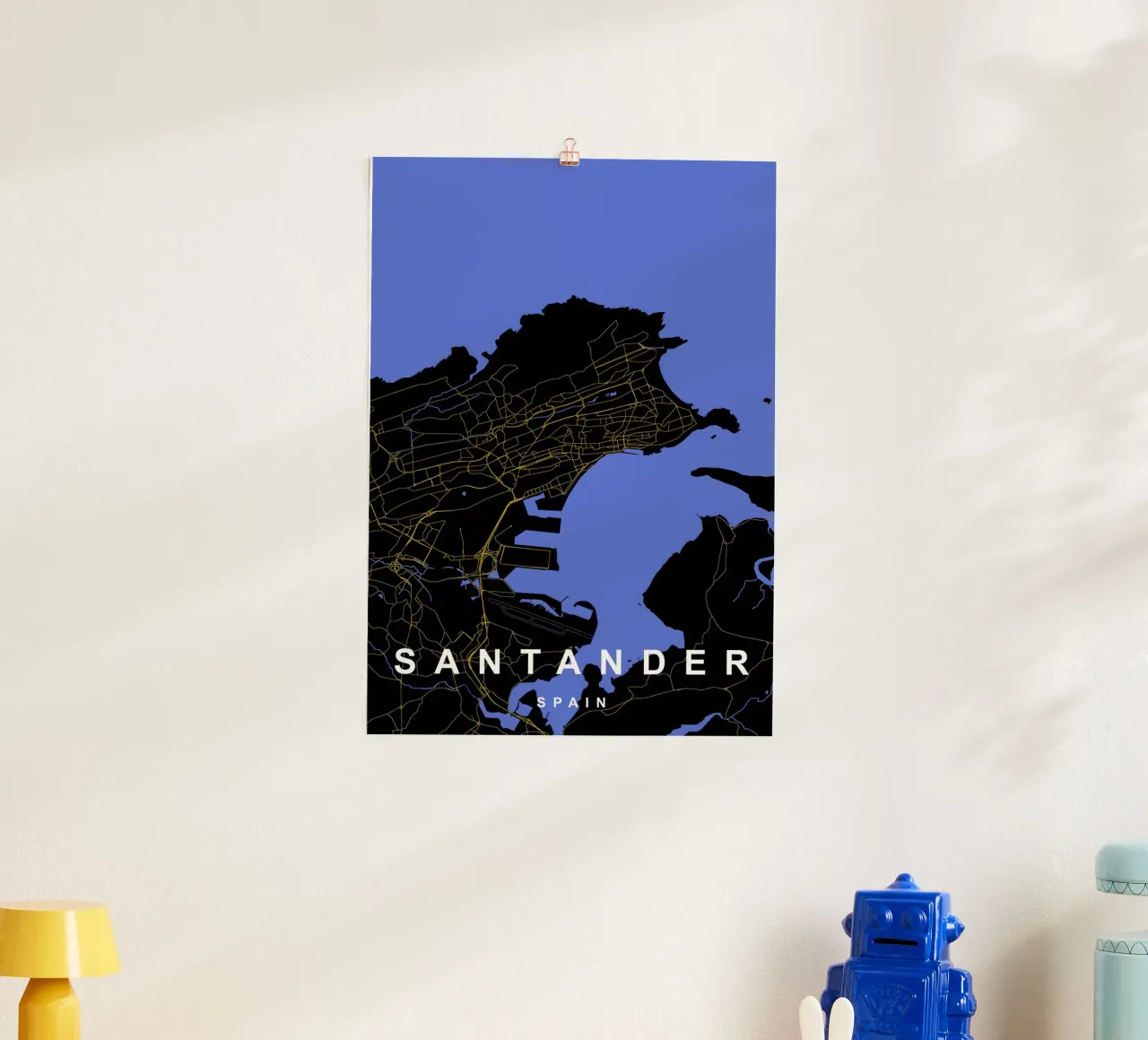 Santander Spagna - Mappa della città in nero e oro poster con telaio in plastica da Cartographers Library