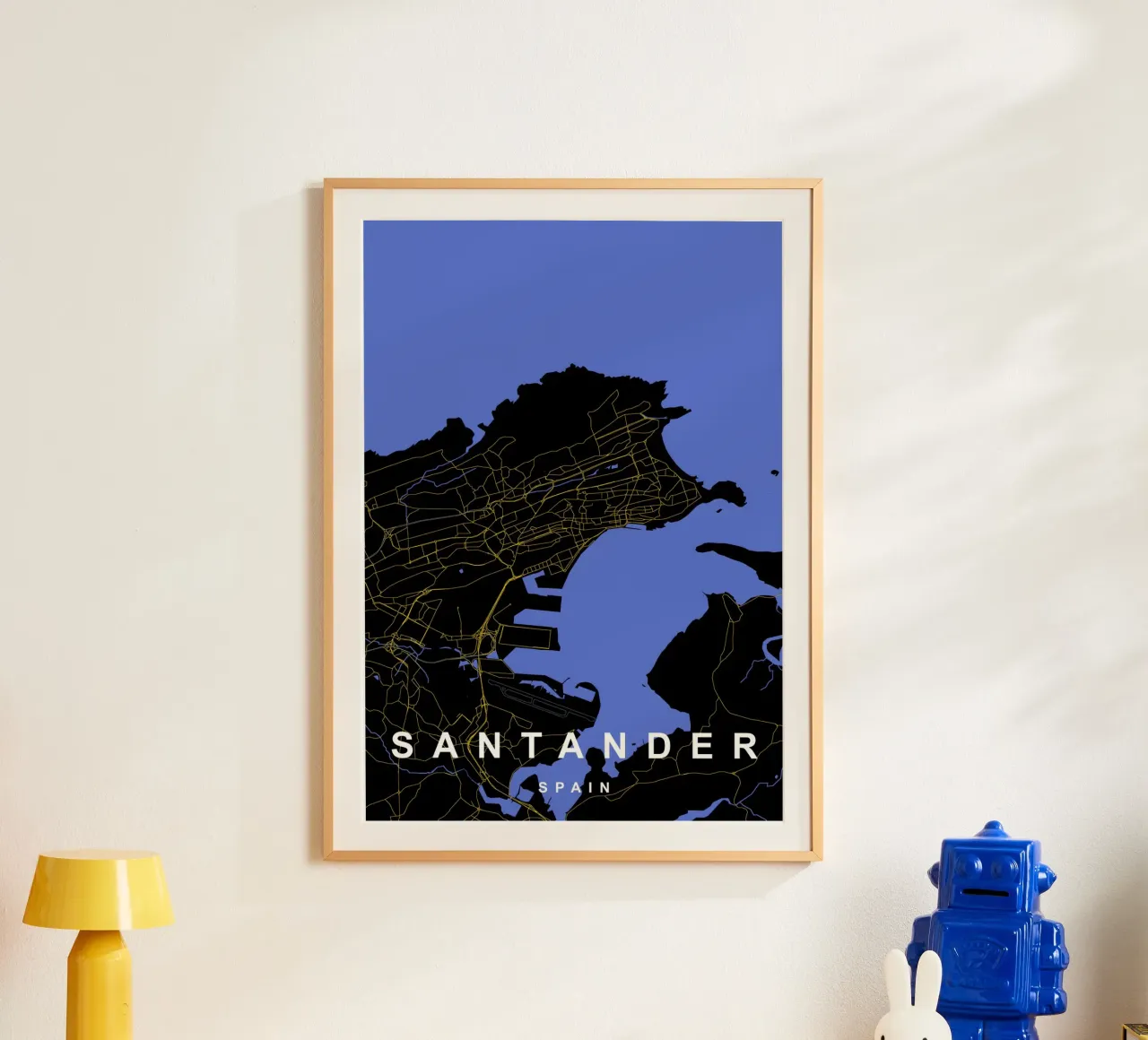 Santander Spagna - Mappa della città in nero e oro poster con telaio in plastica da Cartographers Library