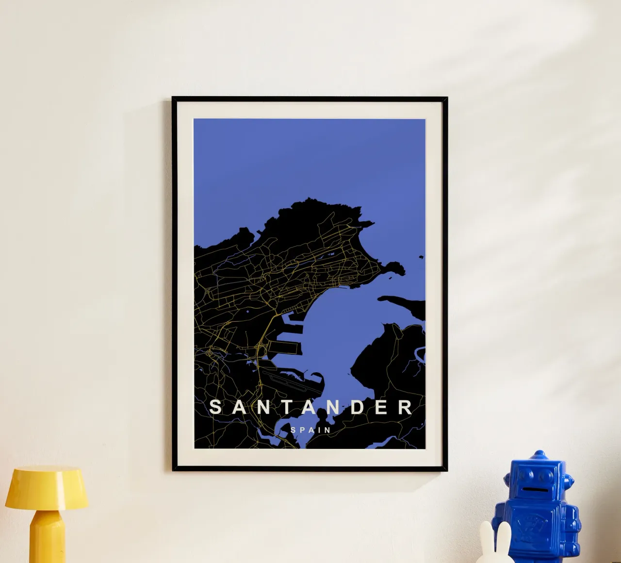 Santander Spagna - Mappa della città in nero e oro poster con telaio in plastica da Cartographers Library