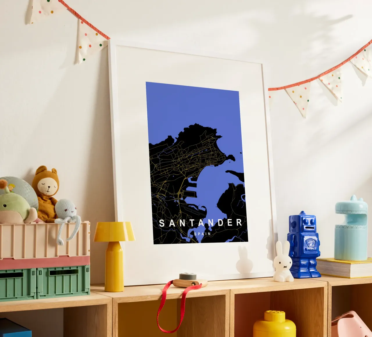 Santander Spagna - Mappa della città in nero e oro poster con telaio in plastica da Cartographers Library