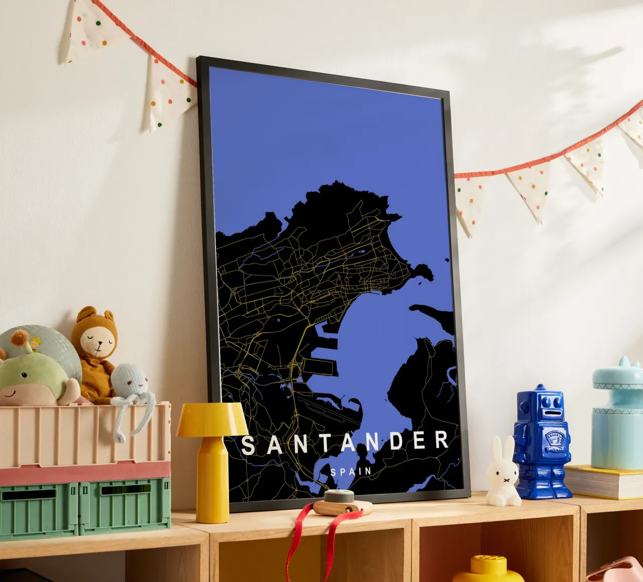 Santander Spagna - Mappa della città in nero e oro poster con telaio in plastica da Cartographers Library