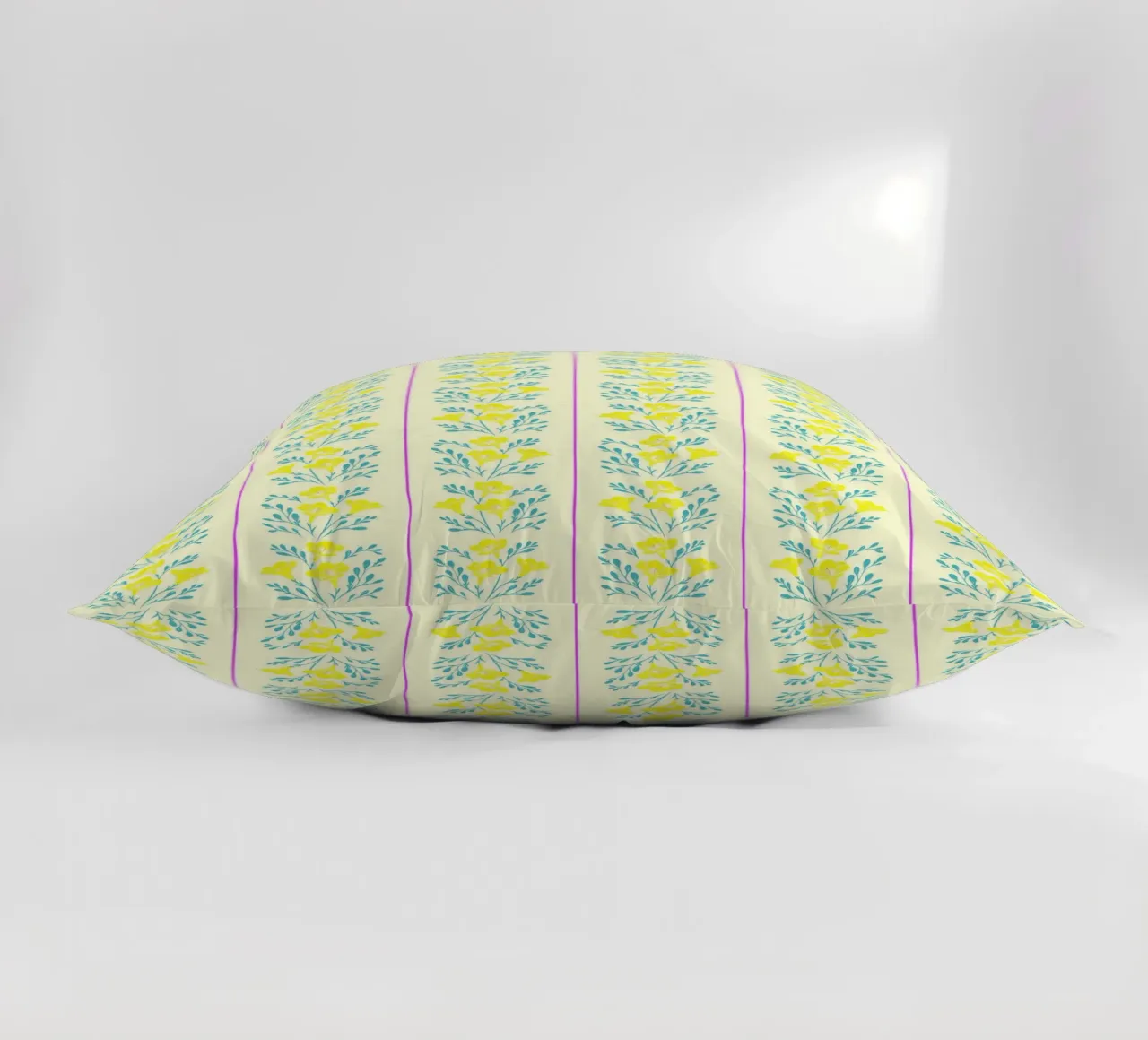 Freesia rayé jaune et rose coussin de SilverPegasus