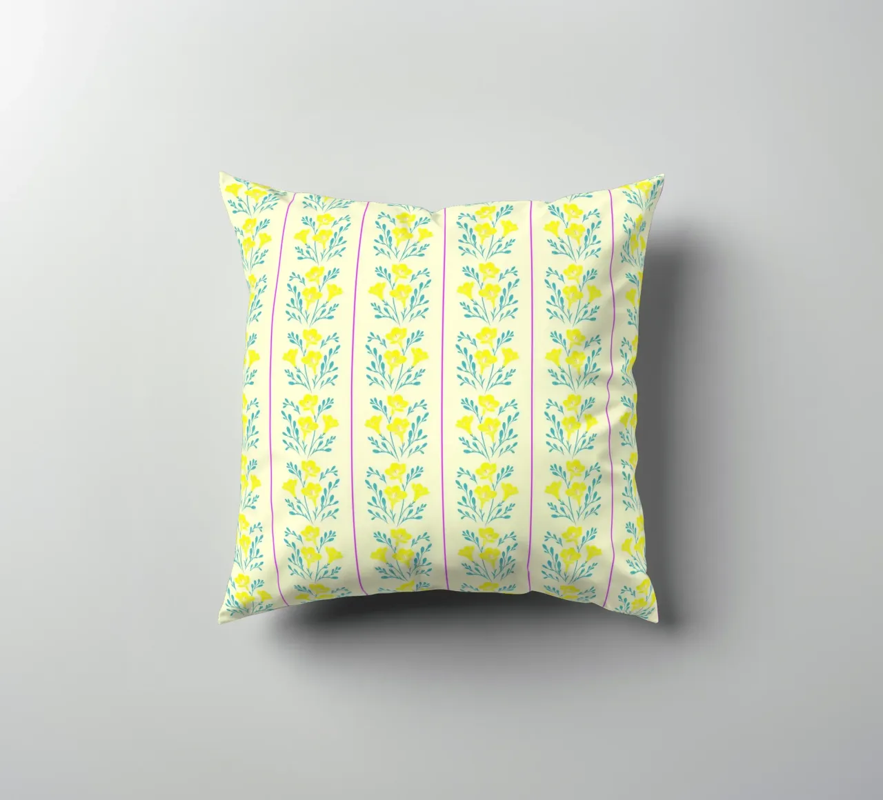 Freesia rayé jaune et rose coussin de SilverPegasus