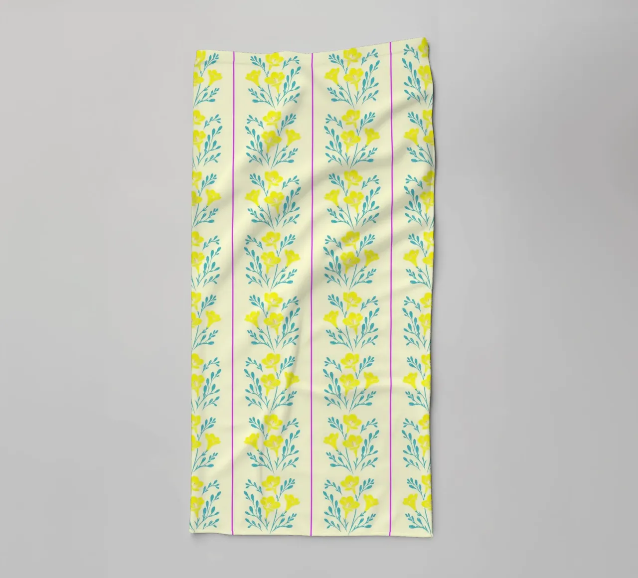 Freesia rayé jaune et rose serviette de bain de SilverPegasus