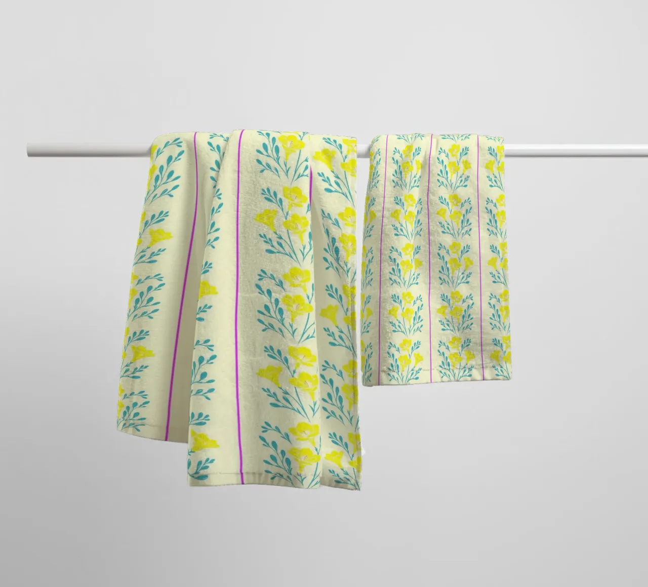 Freesia rayé jaune et rose serviette de bain de SilverPegasus