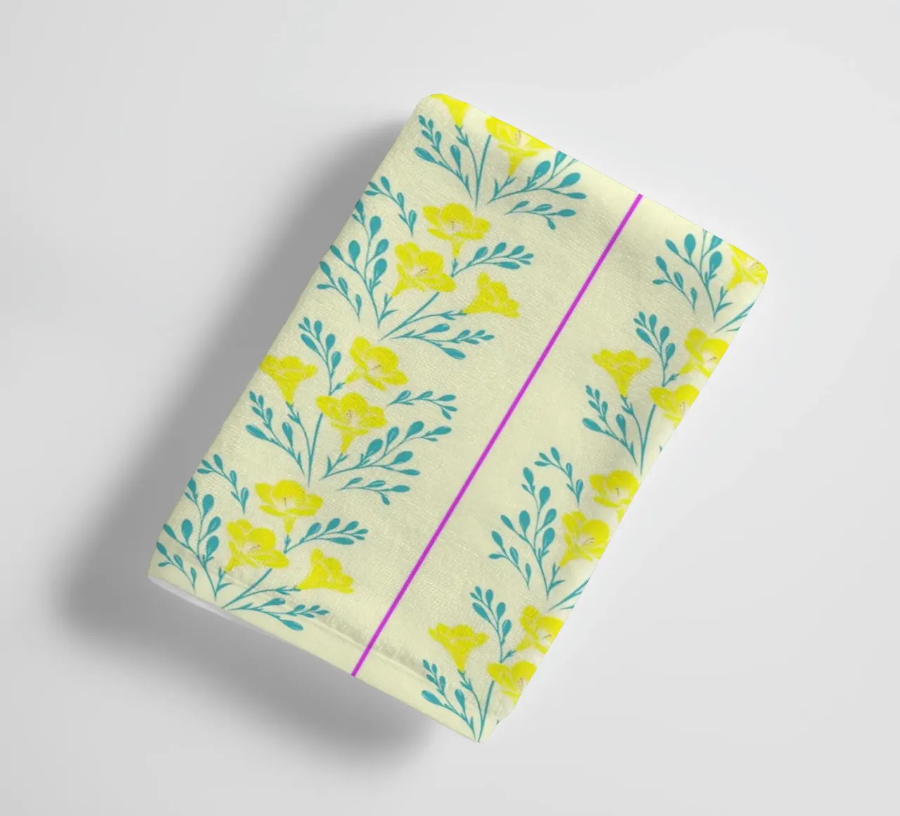 Freesia rayé jaune et rose serviette de bain de SilverPegasus
