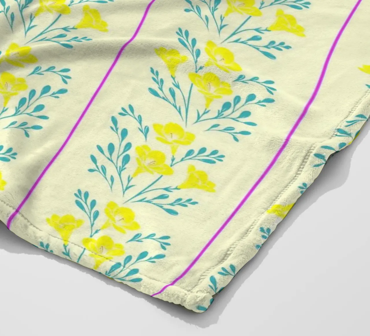 Fresia a strisce giallo e rosa coperta in pile da SilverPegasus