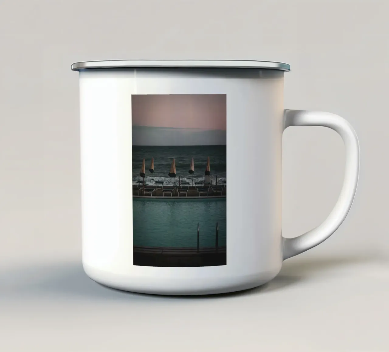 Piscine sur la plage, Finale Ligure, photographie mug en émail de smallstage.photography
