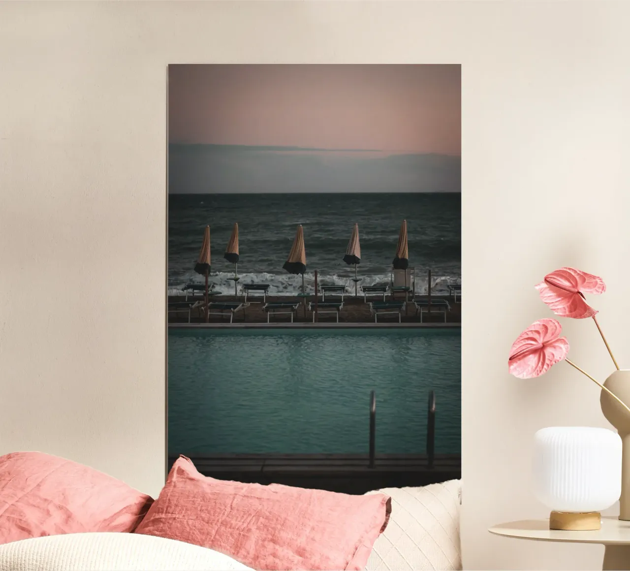 Piscina sulla spiaggia, Finale Ligure, Fotografia poster con telaio in plastica da Jule Shnc