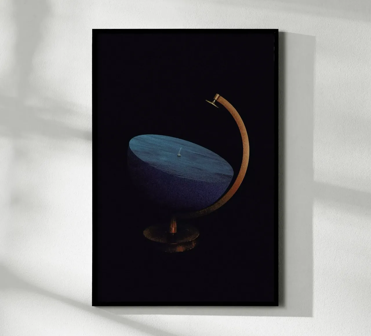 Semi Round Earth poster con telaio in plastica da Maarten Léon