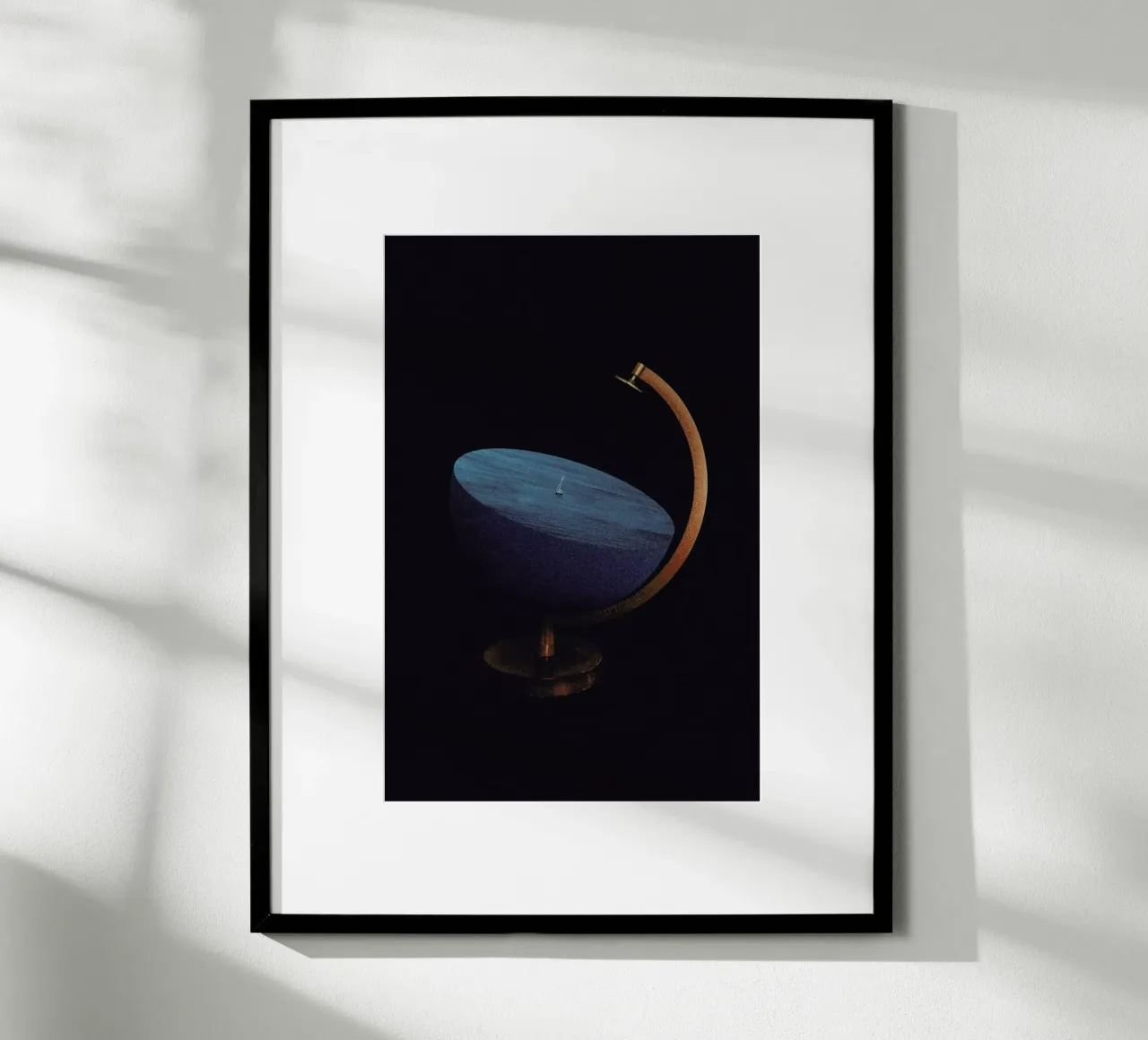 Semi Round Earth poster con telaio in plastica da Maarten Léon
