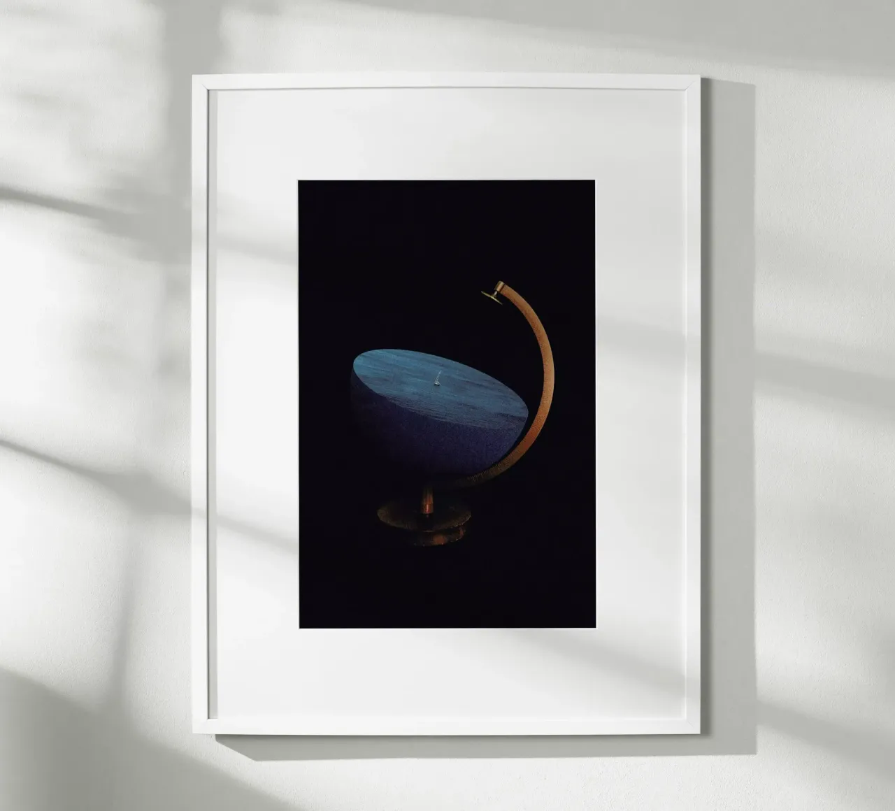 Semi Round Earth poster con telaio in plastica da Maarten Léon