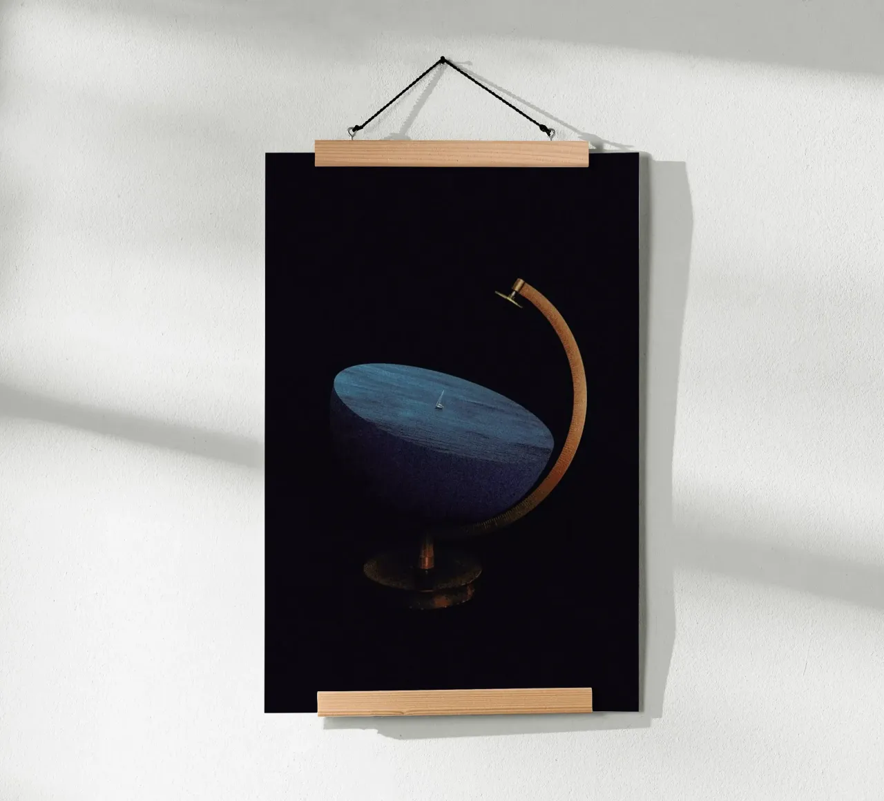 Semi Round Earth poster con telaio in plastica da Maarten Léon