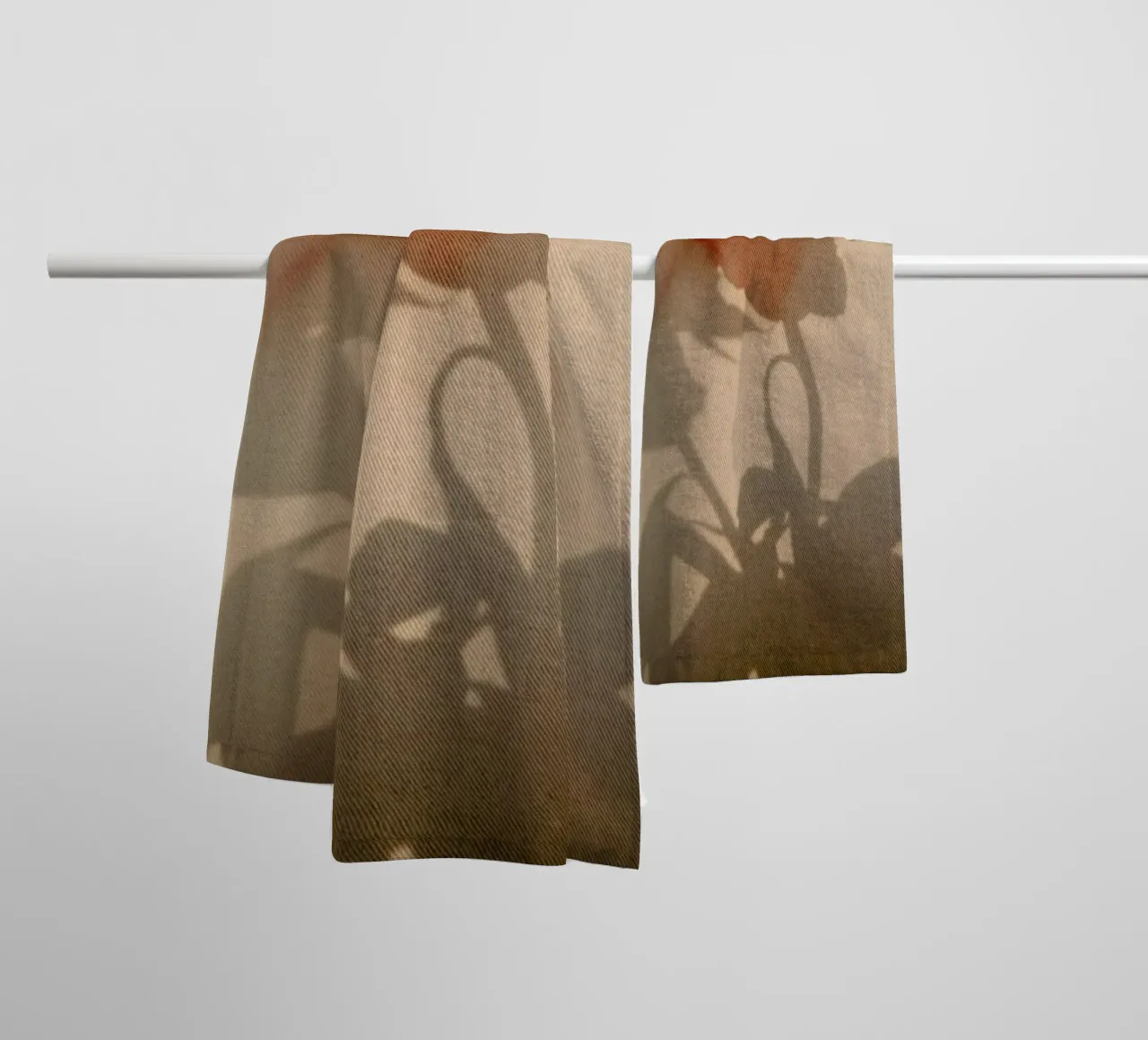 Abstract — Flower Shadow II asciugamano da bagno da Sebastian Hilgetag