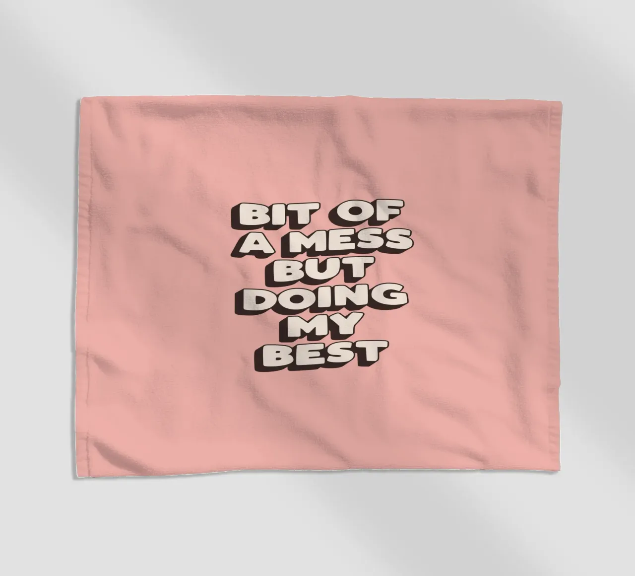 Bit of a Mess But Doing my Best Typografie Druck Pfirsich Rosa Strandtuch von THE MOTIVATED TYPE