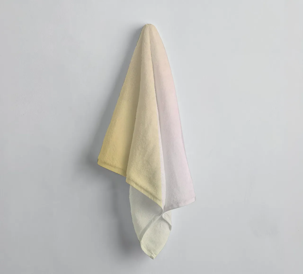 Zachte lentebloem met kleurverloop badhanddoek van Katja Stehle Design