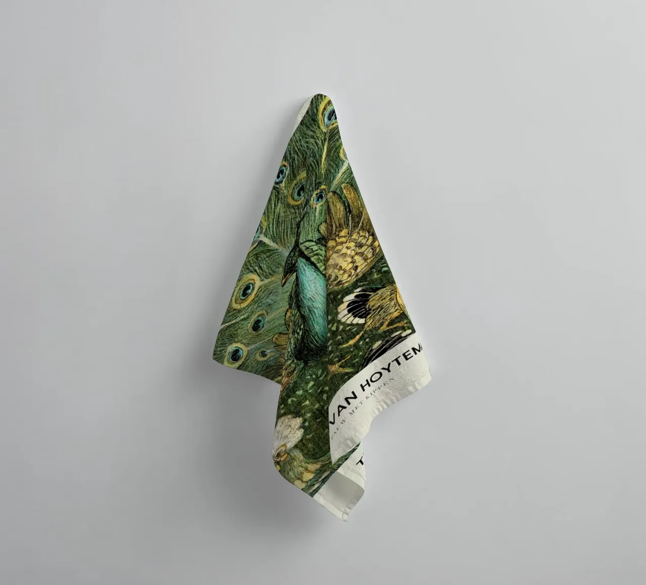 Van Hoytema - Pauw Met Kippen asciugamano da bagno da Vintage by JUNIQE