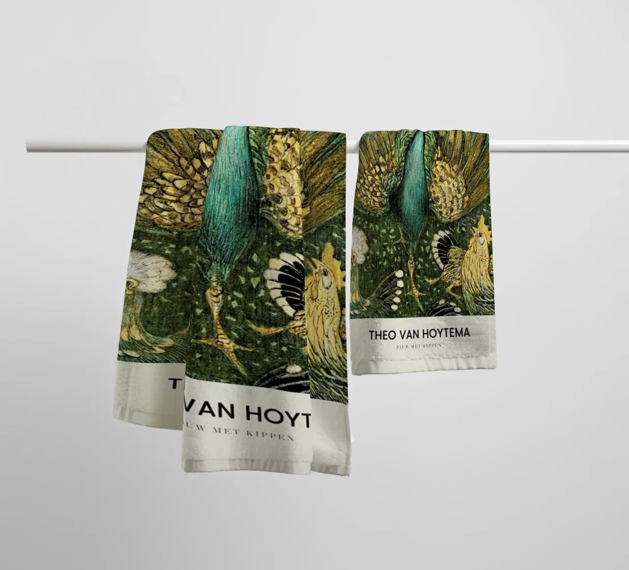 Van Hoytema - Pauw Met Kippen asciugamano da bagno da Vintage by JUNIQE