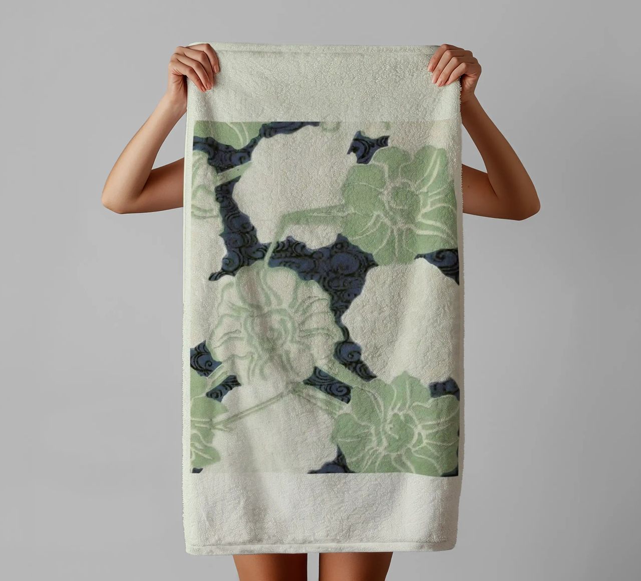 Shin-Bijutsukai - Green Florals badhanddoek van Vintage by JUNIQE
