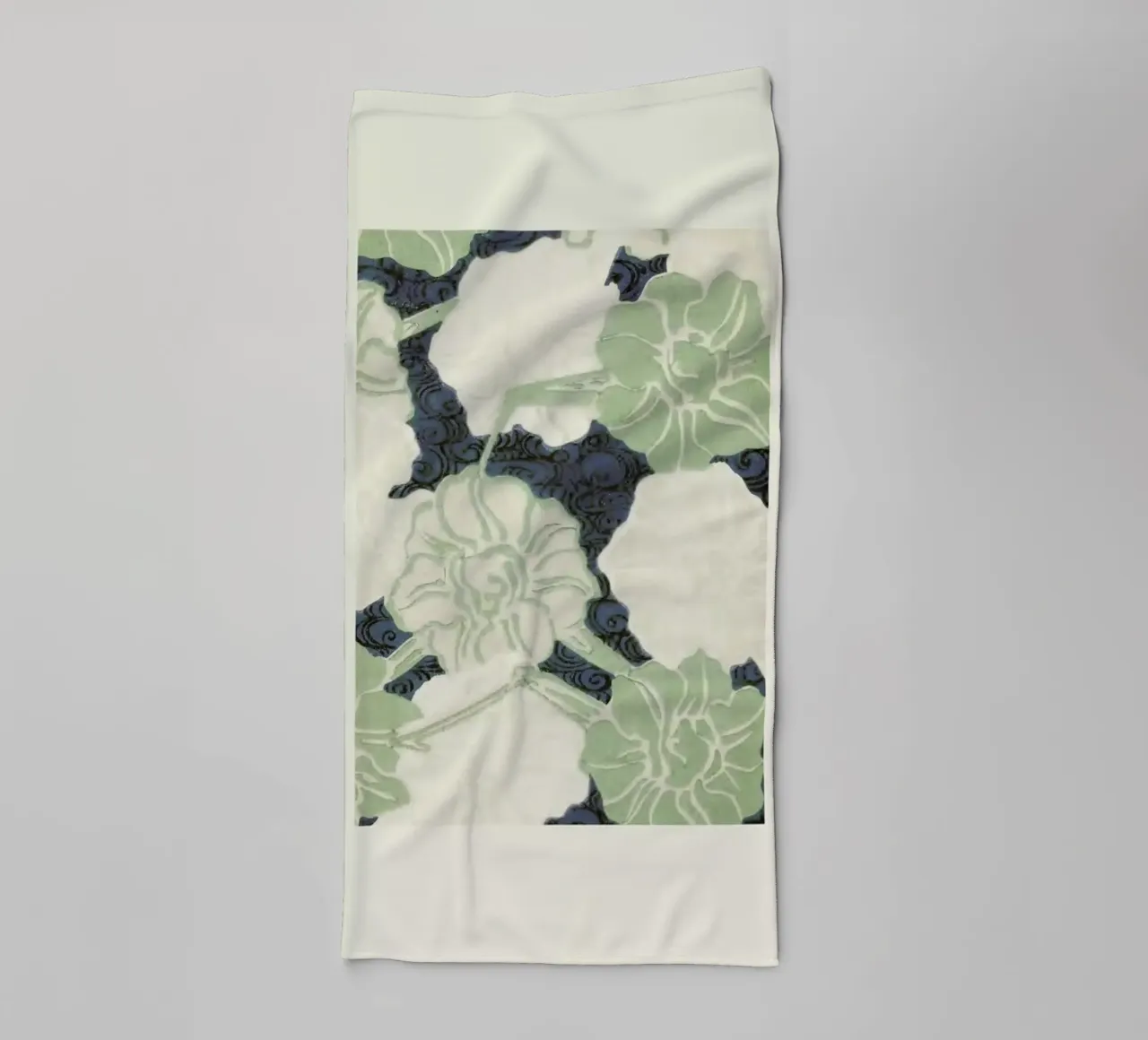 Shin-Bijutsukai - Green Florals asciugamano da bagno da Vintage by JUNIQE