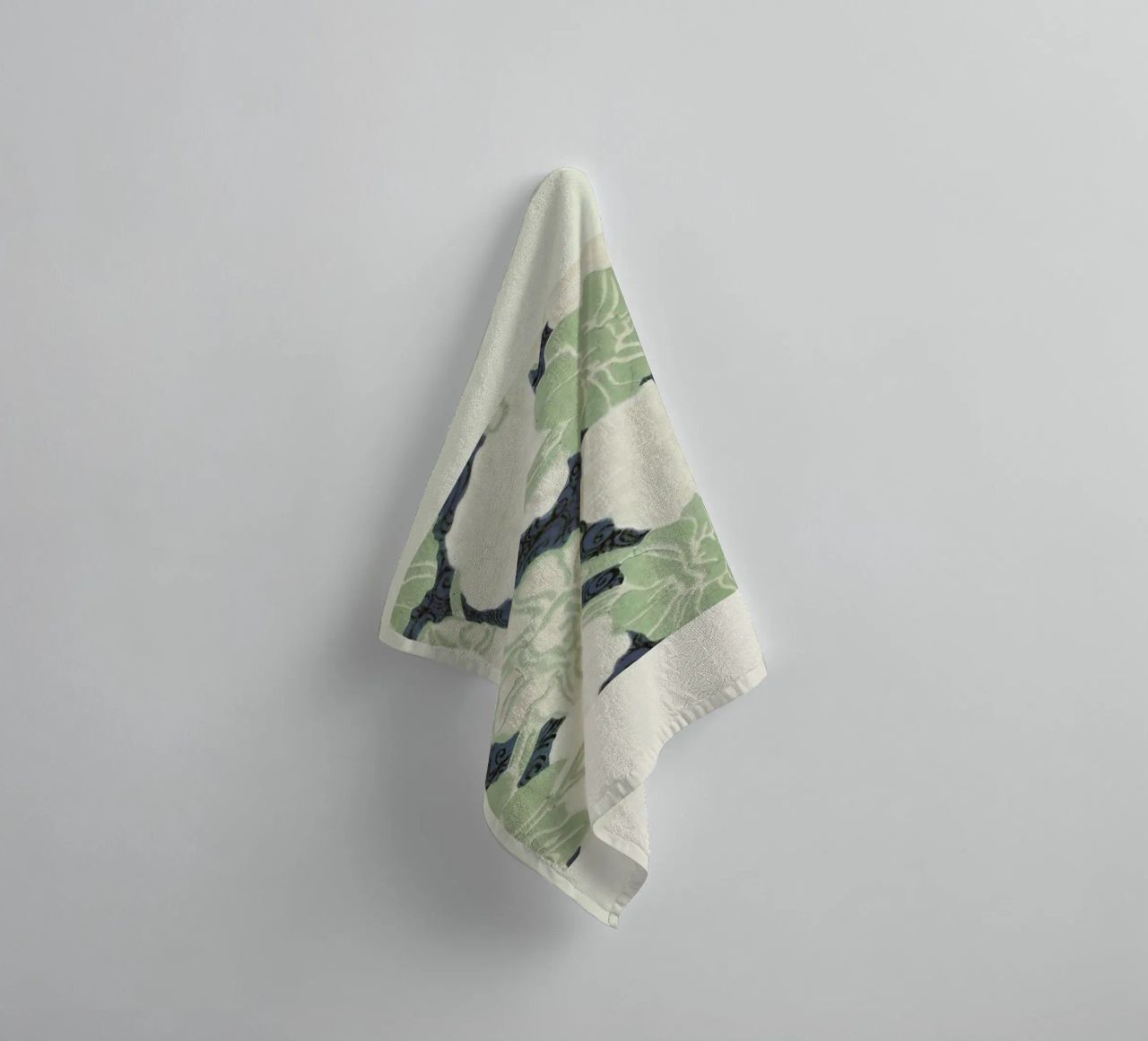 Shin-Bijutsukai - Green Florals badhanddoek van Vintage by JUNIQE